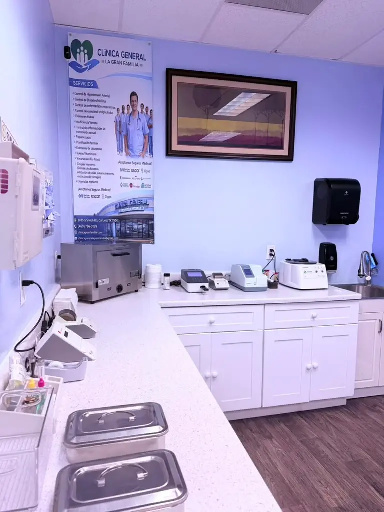 Área clínica con encimera de trabajo y material médico