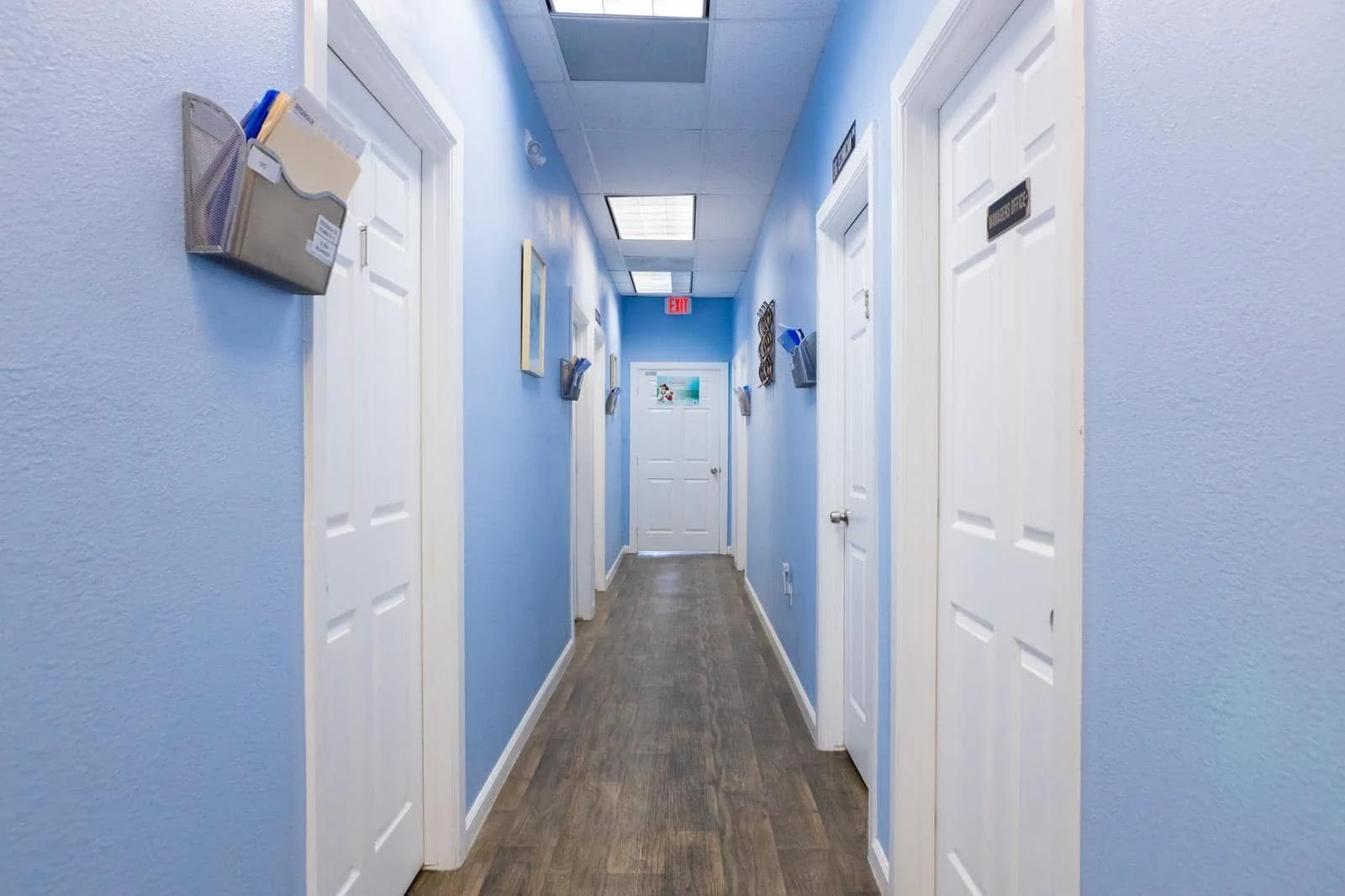 Pasillo interior con las puertas de los consultorios