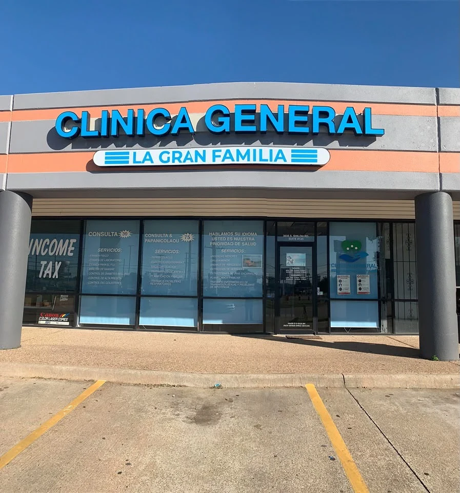 Fachada de la clínica con el rótulo Clínica General La Gran Familia