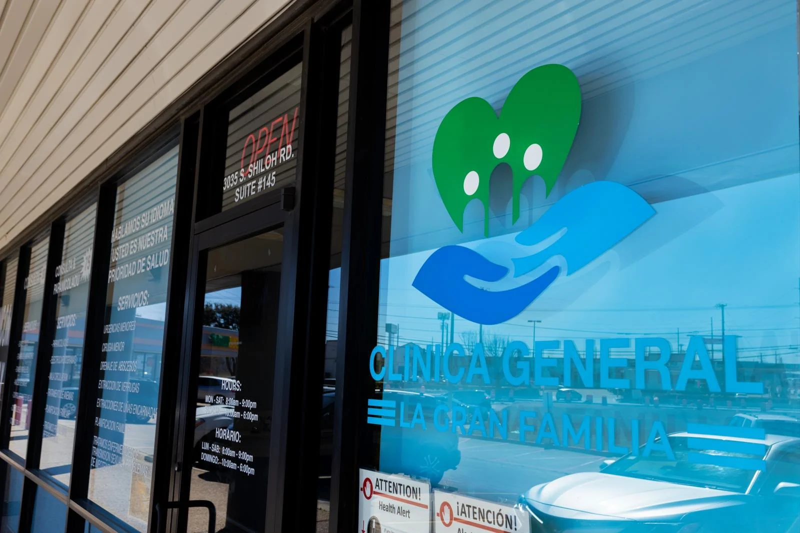 Entrada acristalada con el logotipo de la clínica en el cristal